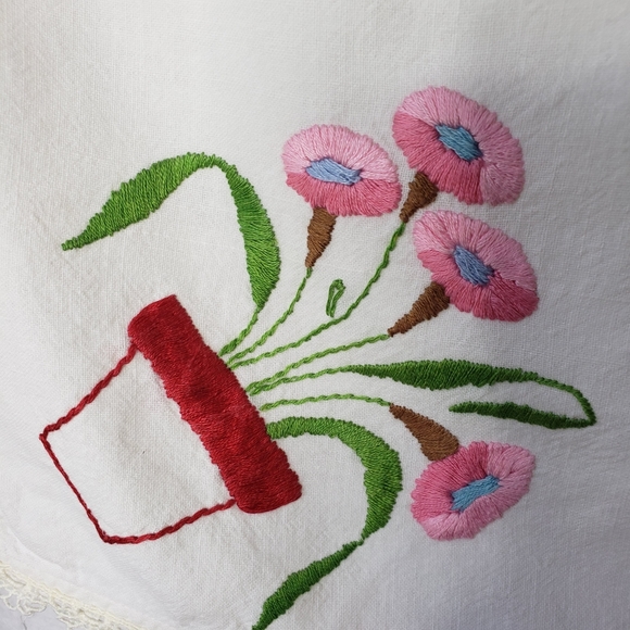 Vtg Hand Embroidery Table Topper Tablecloth Floral Birds Delicate Lace trim 30" - Picture 9 of 12